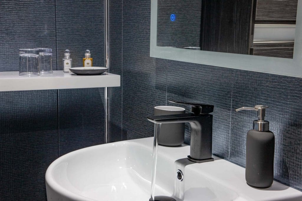 web-1Z6E9474 Uist ensuite insert