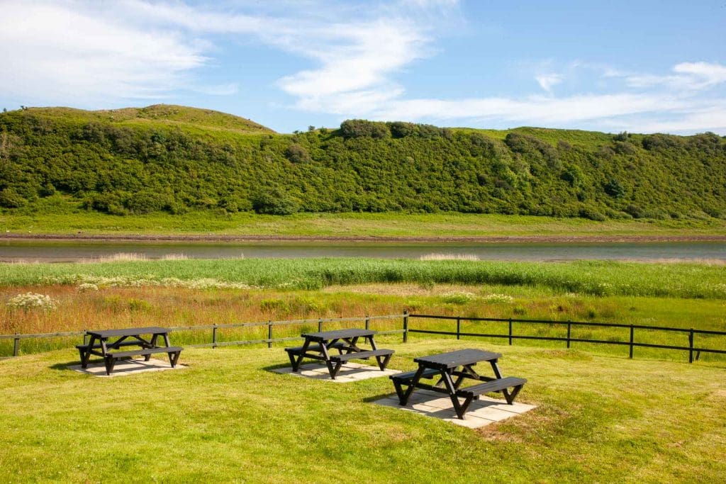 web-1Z6E9638 picnic tables near loch